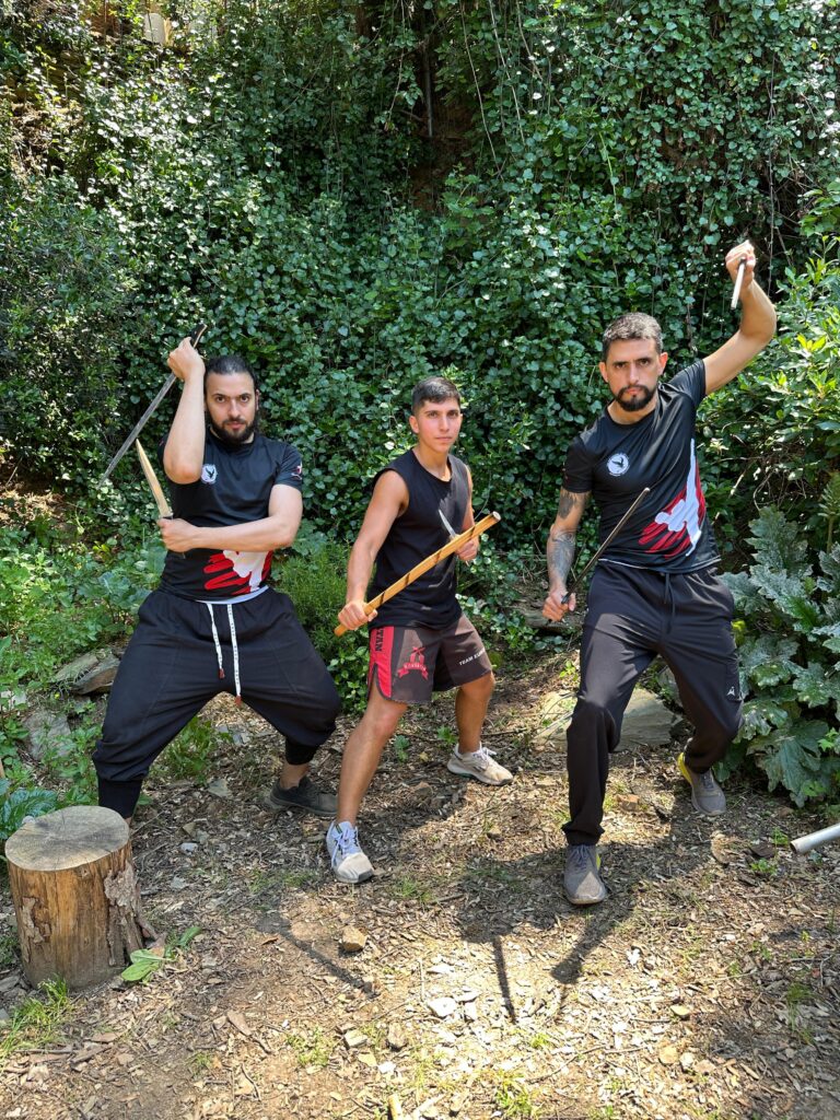 Instructor guiando técnica de Kali con cuchillo en Barcelona.