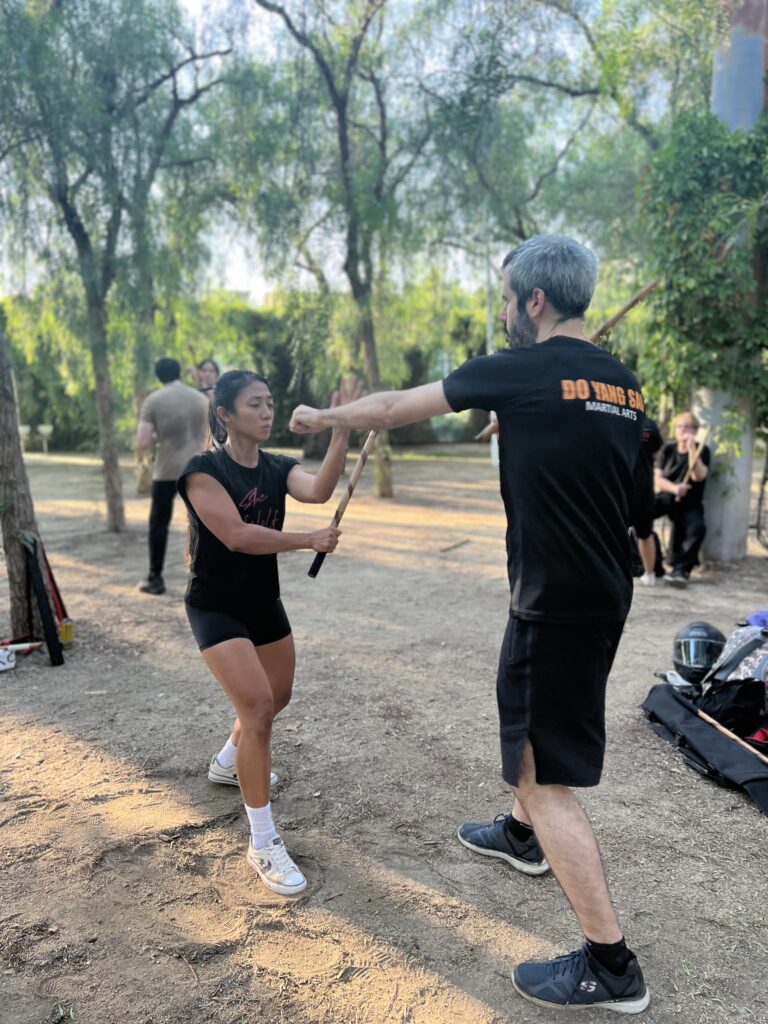 Kali Flow Academy Barcelona con clases de bastón y mano vacía.