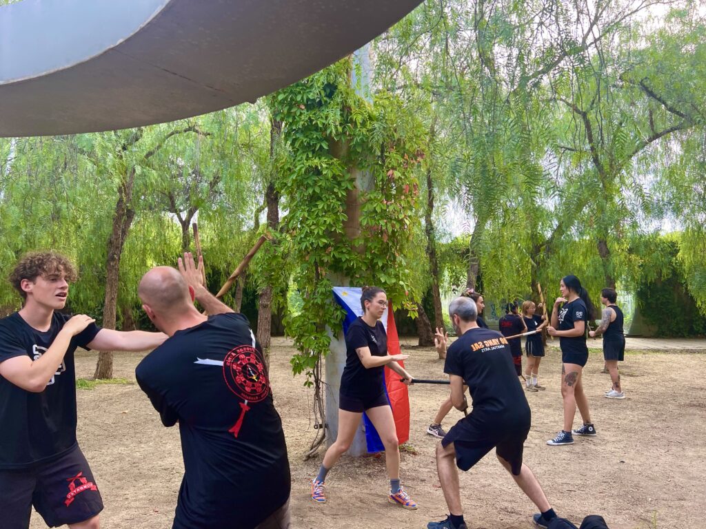 Clase práctica de Eskrima en la distancia corta con arma improvisada.