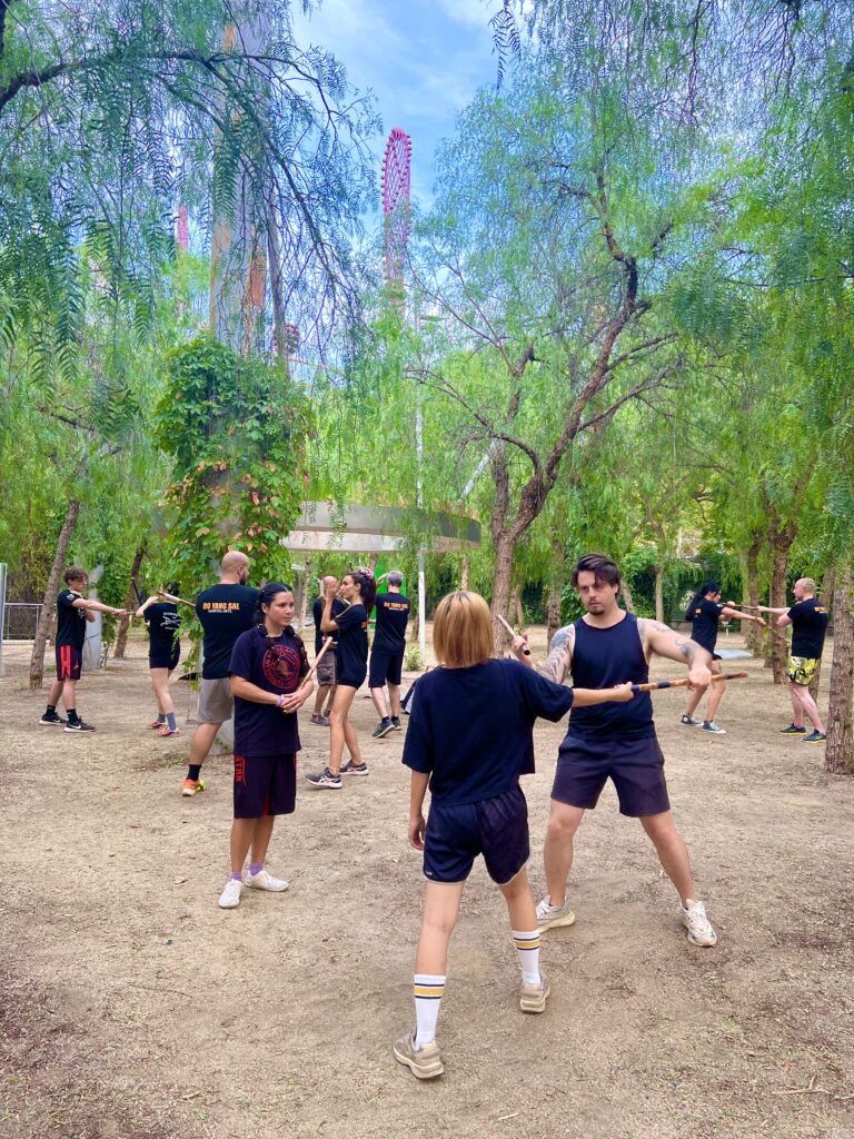 Alumno entrenando artes marciales filipinas con bastón en Barcelona.