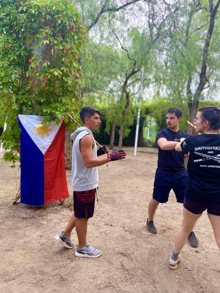 Instructores enseñando técnicas de Balintawak Applied Eskrima en Barcelona.