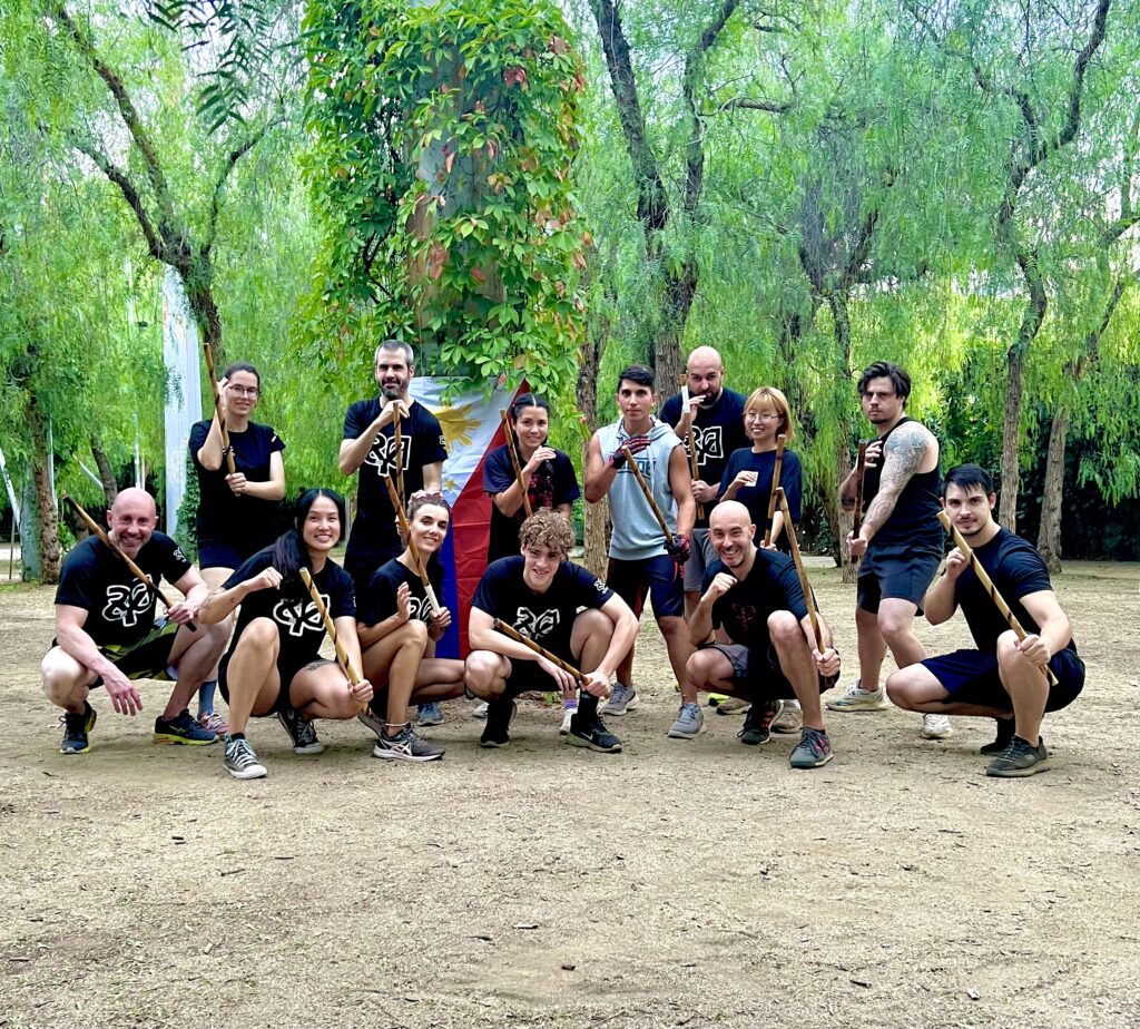 Entrenamiento dinámico de artes marciales filipinas en Barcelona con Kali Flow Academy.