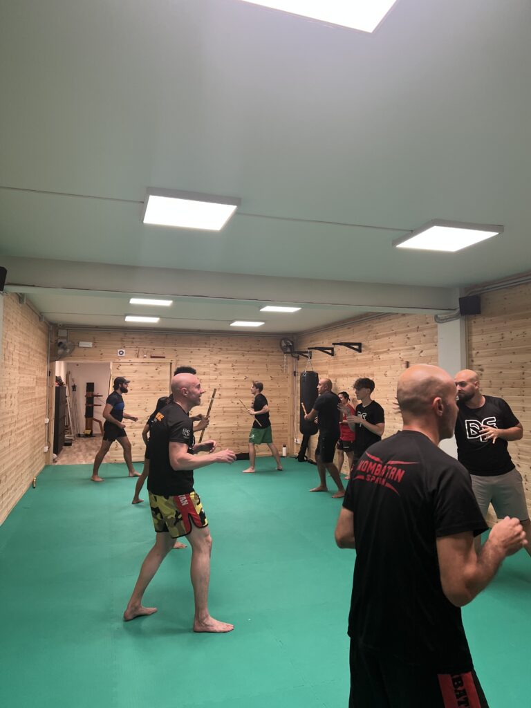 Clases de Kali Filipino en Barcelona con bastón en tatami