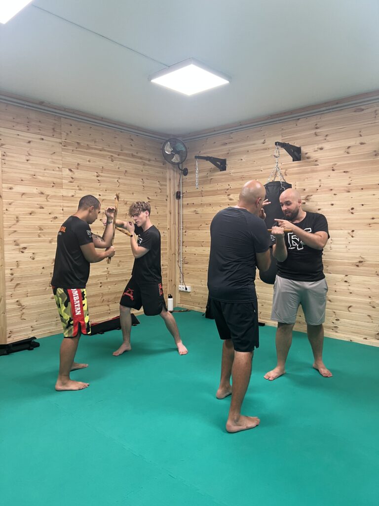 Alumnos entrenando Kali Filipino en Barcelona en el tatami de Kali Flow Academy