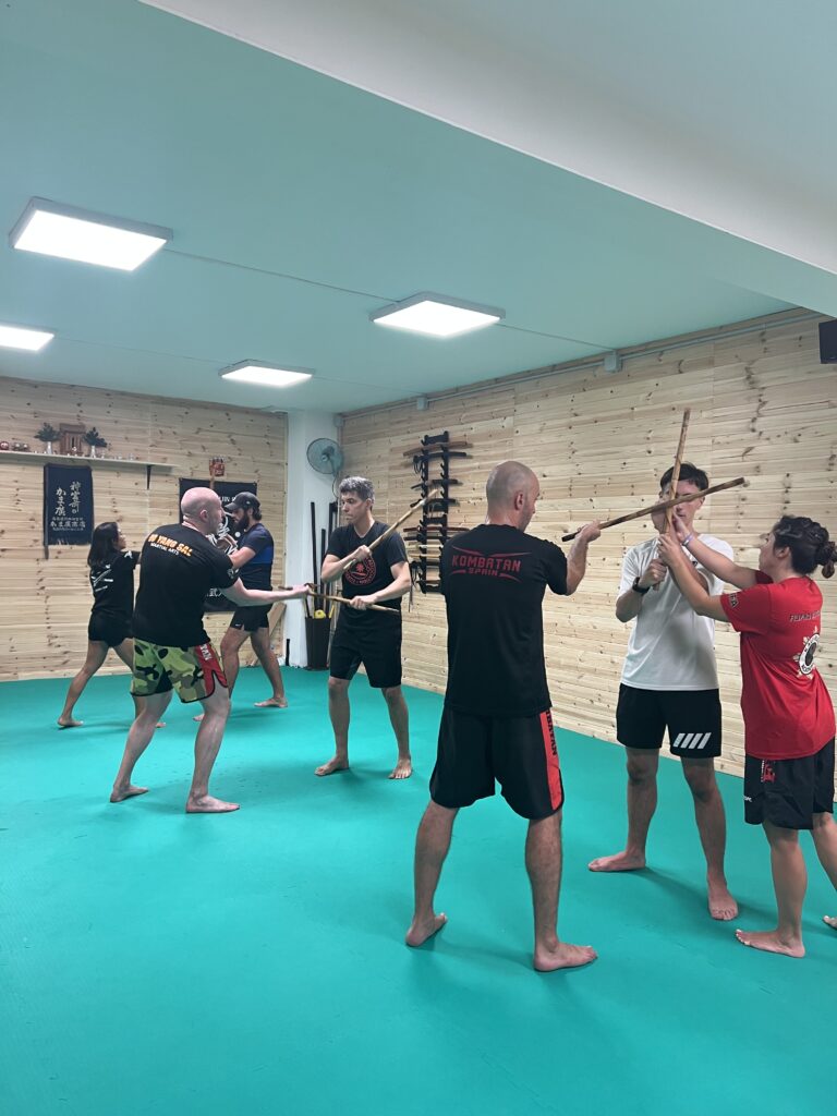 Clases de artes marciales filipinas en Barcelona con bastón en tatami.