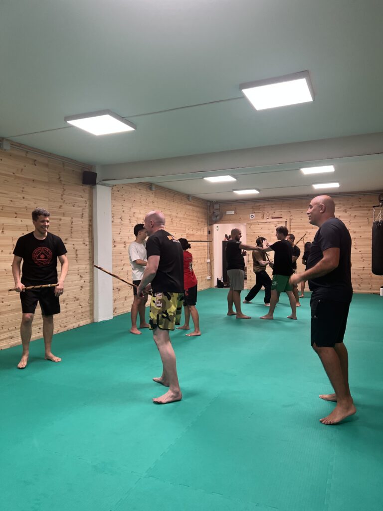 Sesión de defensa personal con artes marciales filipinas en el dojo.