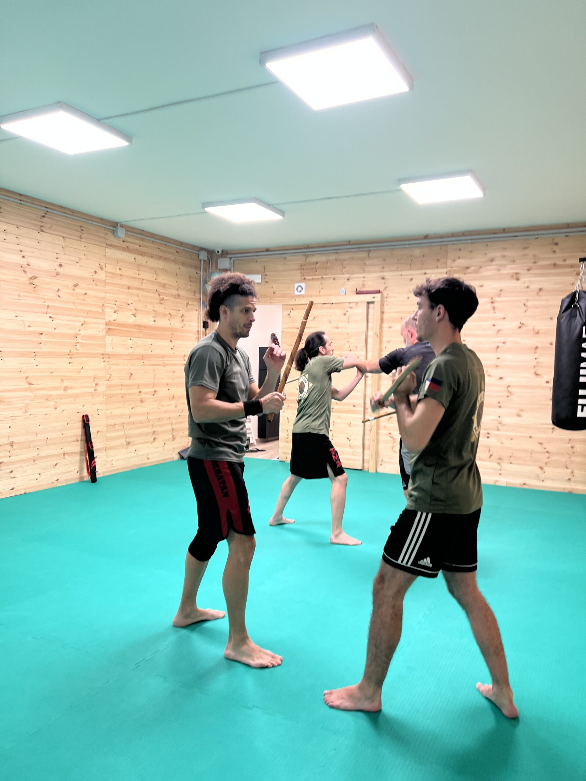 Entrenamiento de bastón y daga en artes marciales filipinas