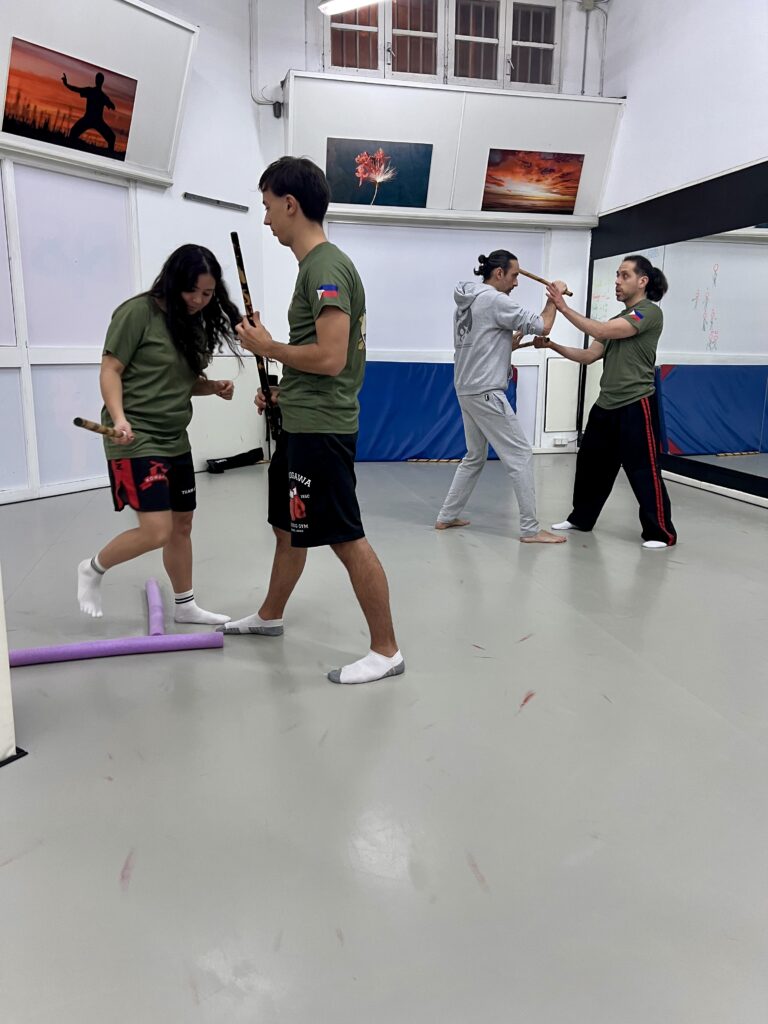 kali-flow-academy-barcelona-practica-baston-doble-poblenou