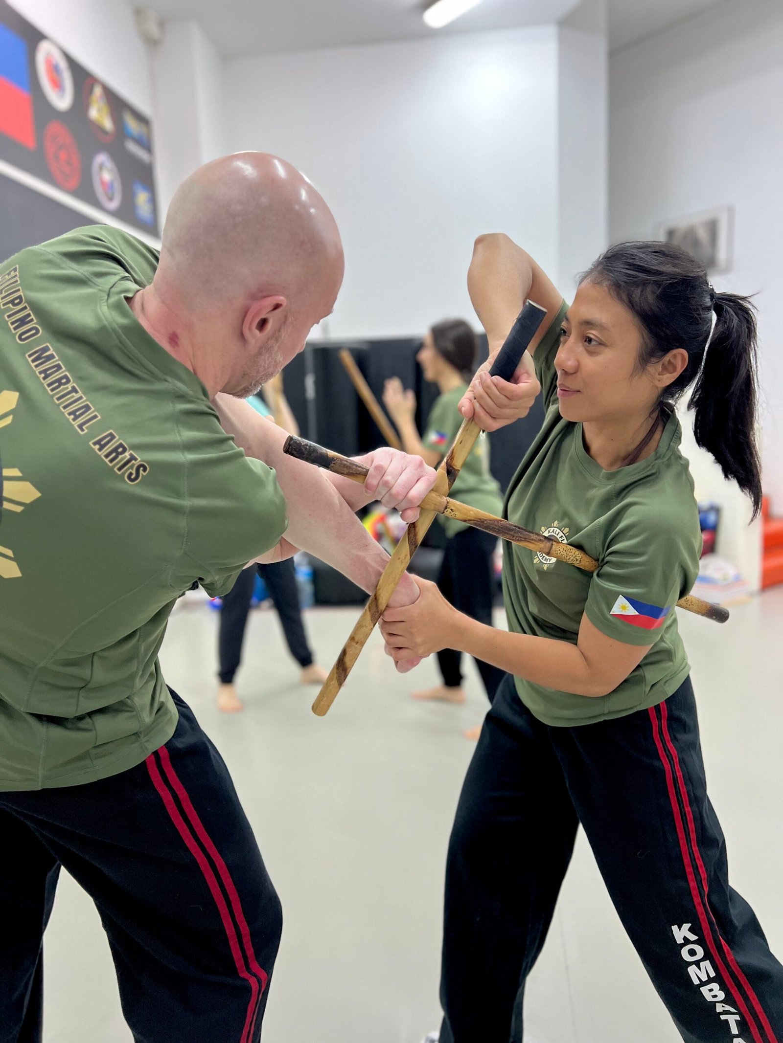 Mujer entrenando Kali Filipino y defensa personal en Barcelona