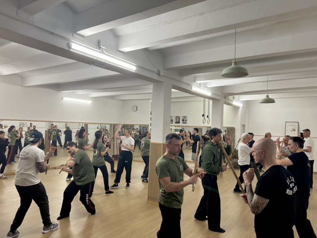 Entrenamiento de corta distancia en Kali Filipino Barcelona con trabajo de reflejos y timing.