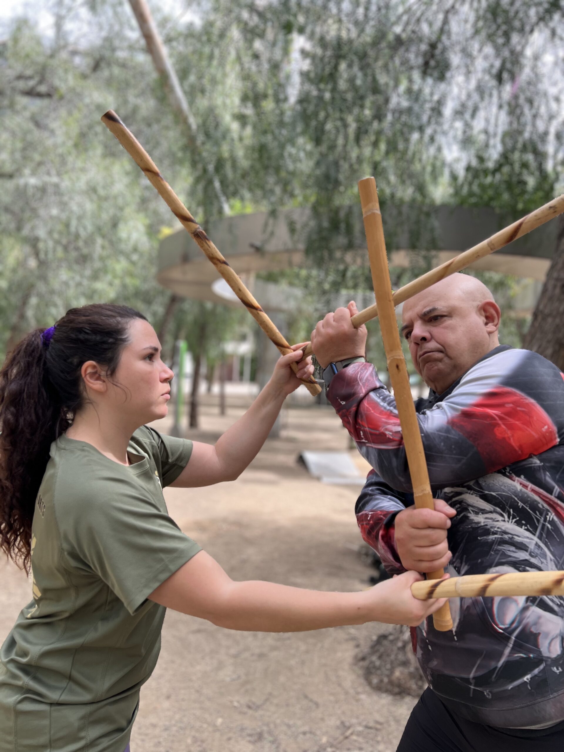Práctica de doble bastón y sinawalis en evento de Kali Filipino en Barcelona