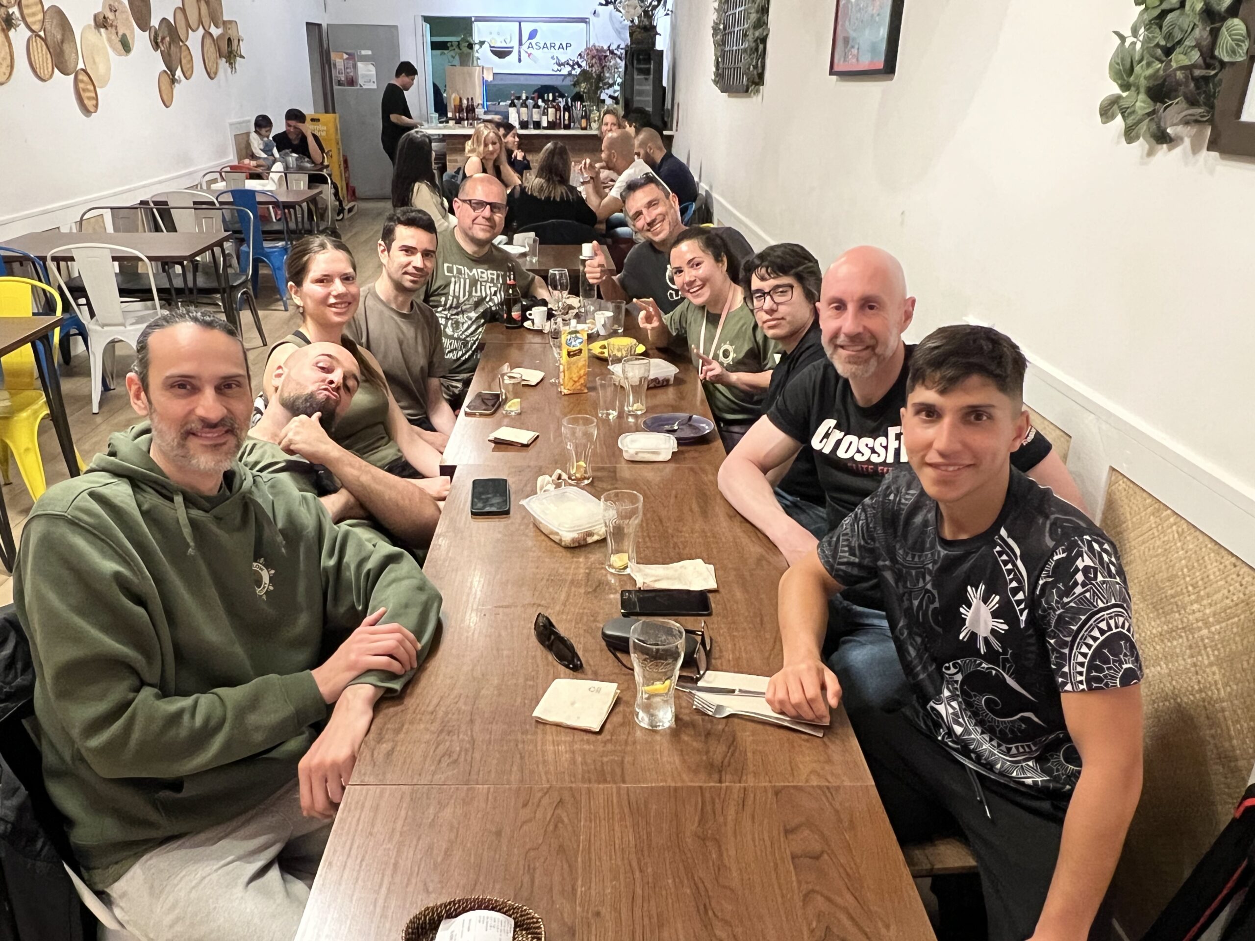 Grupo de Kali Flow Academy en restaurante filipino después del evento mensual en Barcelona