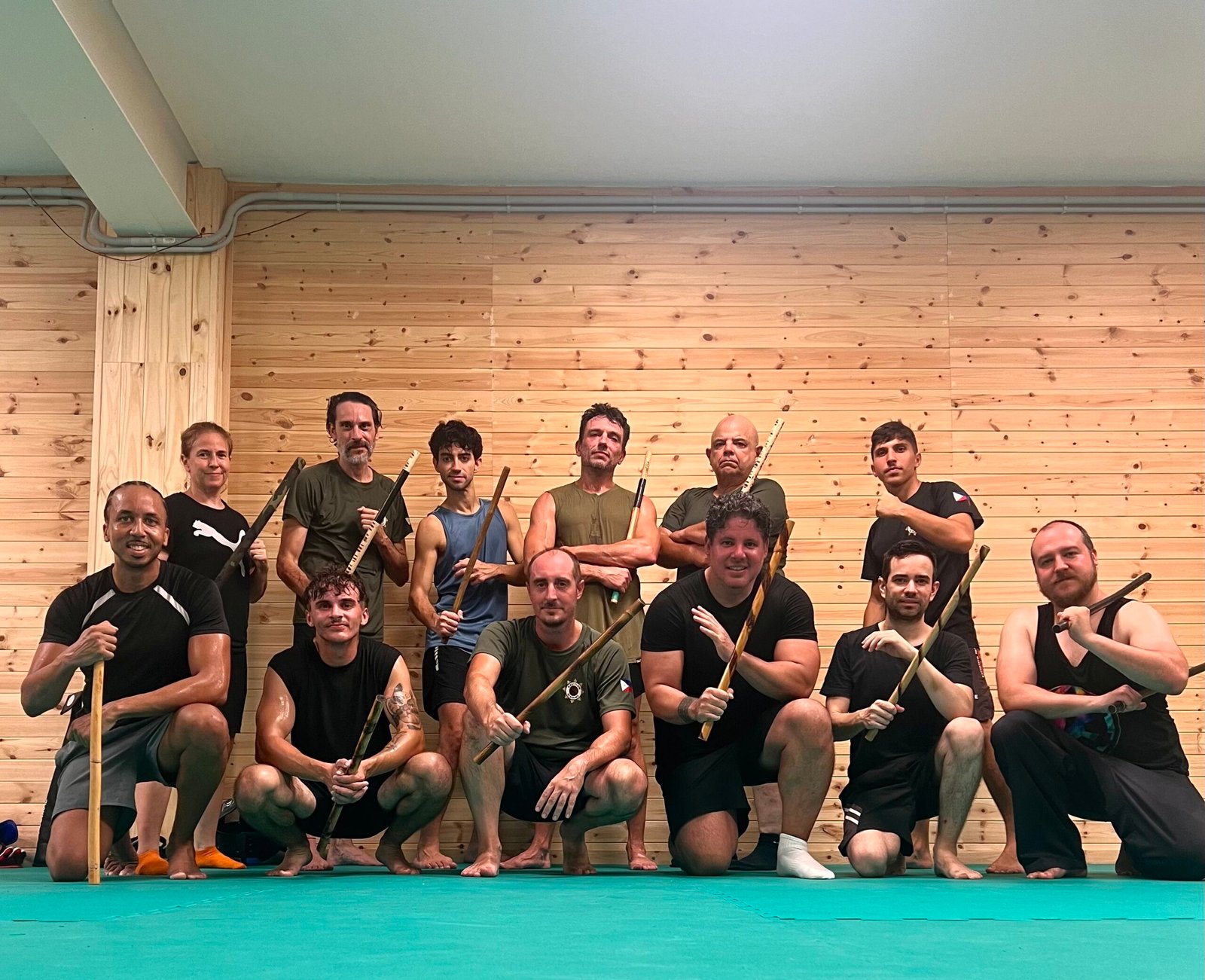 Alumnos de Kali Flow Academy entrenando Kali Filipino y Panantukan en Barcelona