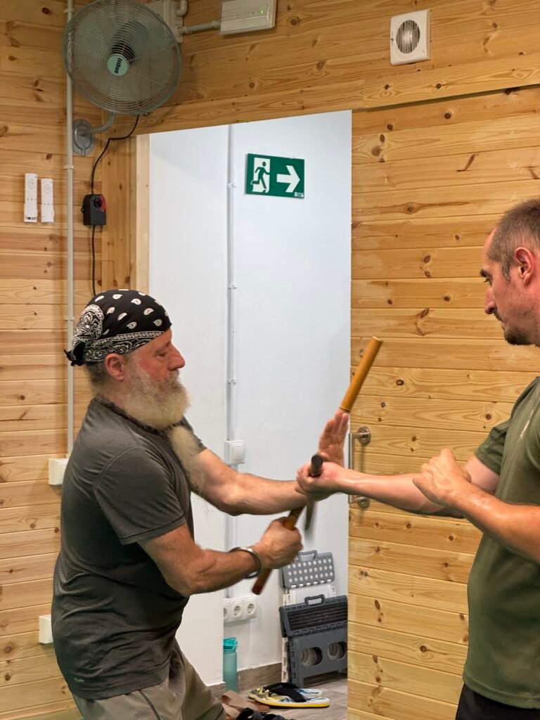 DEFENSA PERSONAL CON ARMAS BARCELONA CLASES