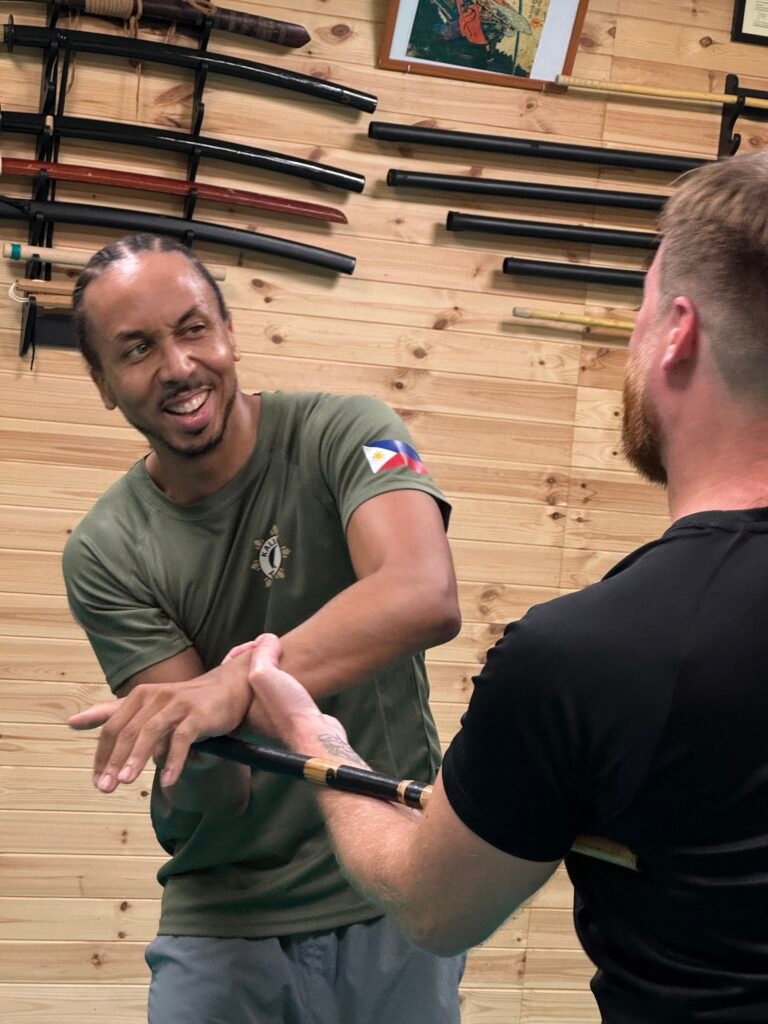 Entrenamiento de defensa personal con armas